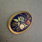 Orientalische Emaille-Brosche mit Blumenmotiv – Goldfarbener Rahmen