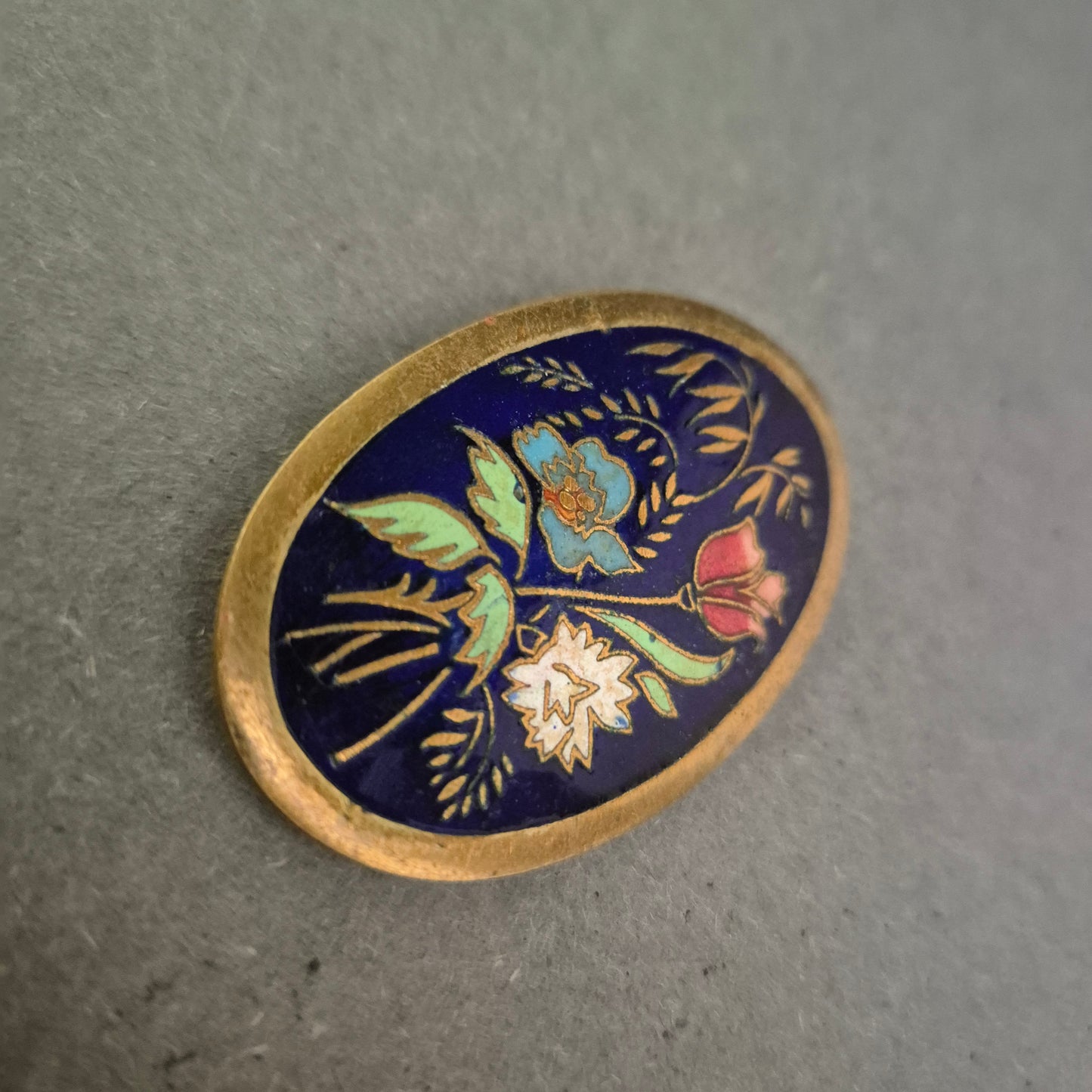 Orientalische Emaille-Brosche mit Blumenmotiv – Goldfarbener Rahmen