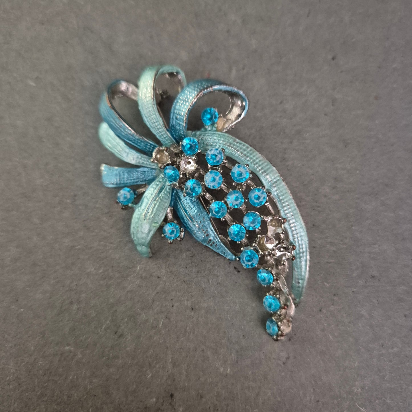 Vintage-Brosche mit türkisfarbenen Strasssteinen und Emailleblättern