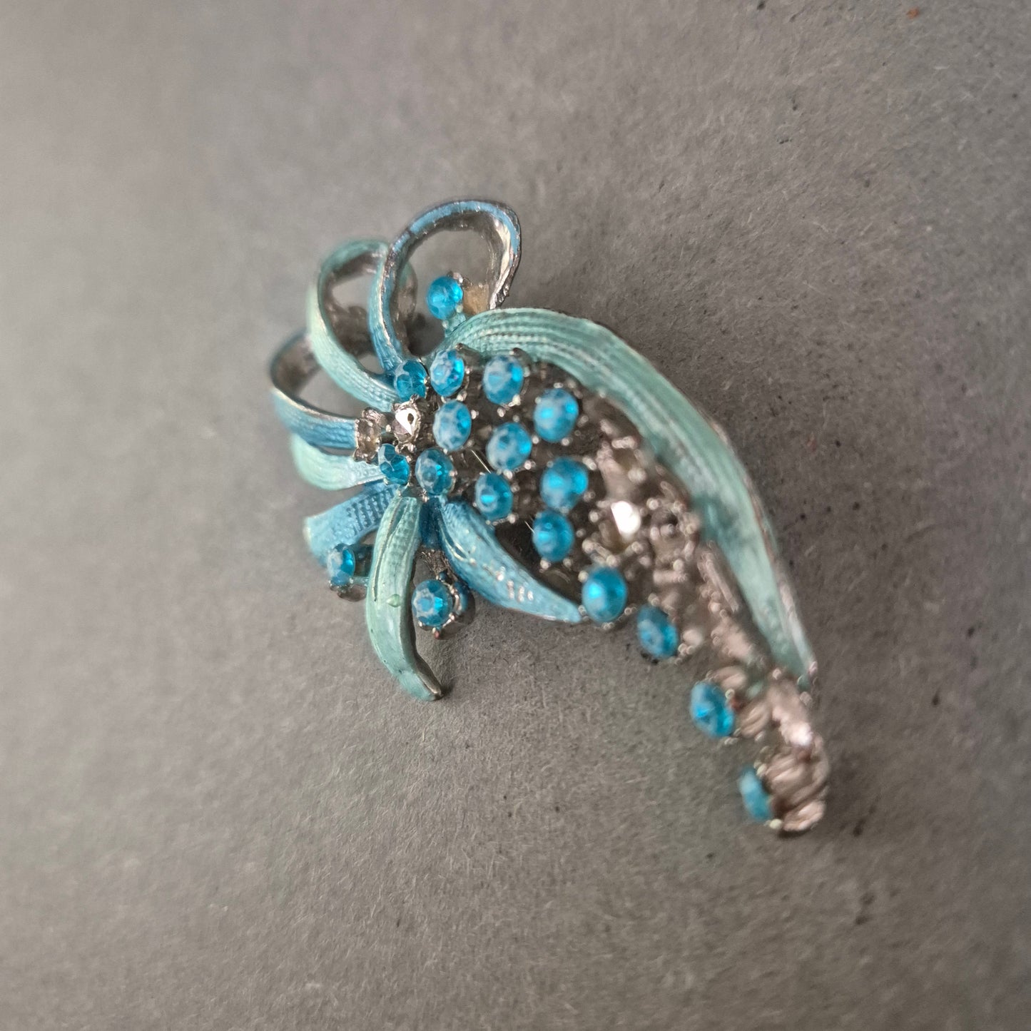 Vintage-Brosche mit türkisfarbenen Strasssteinen und Emailleblättern