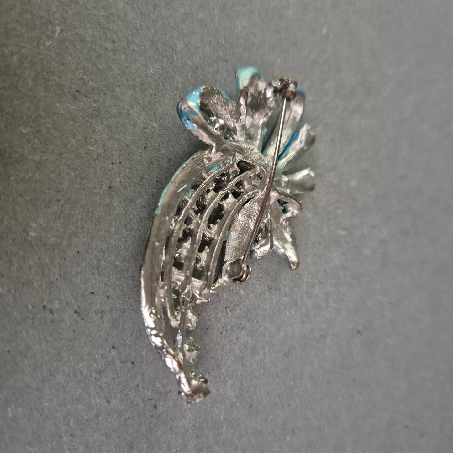 Vintage-Brosche mit türkisfarbenen Strasssteinen und Emailleblättern