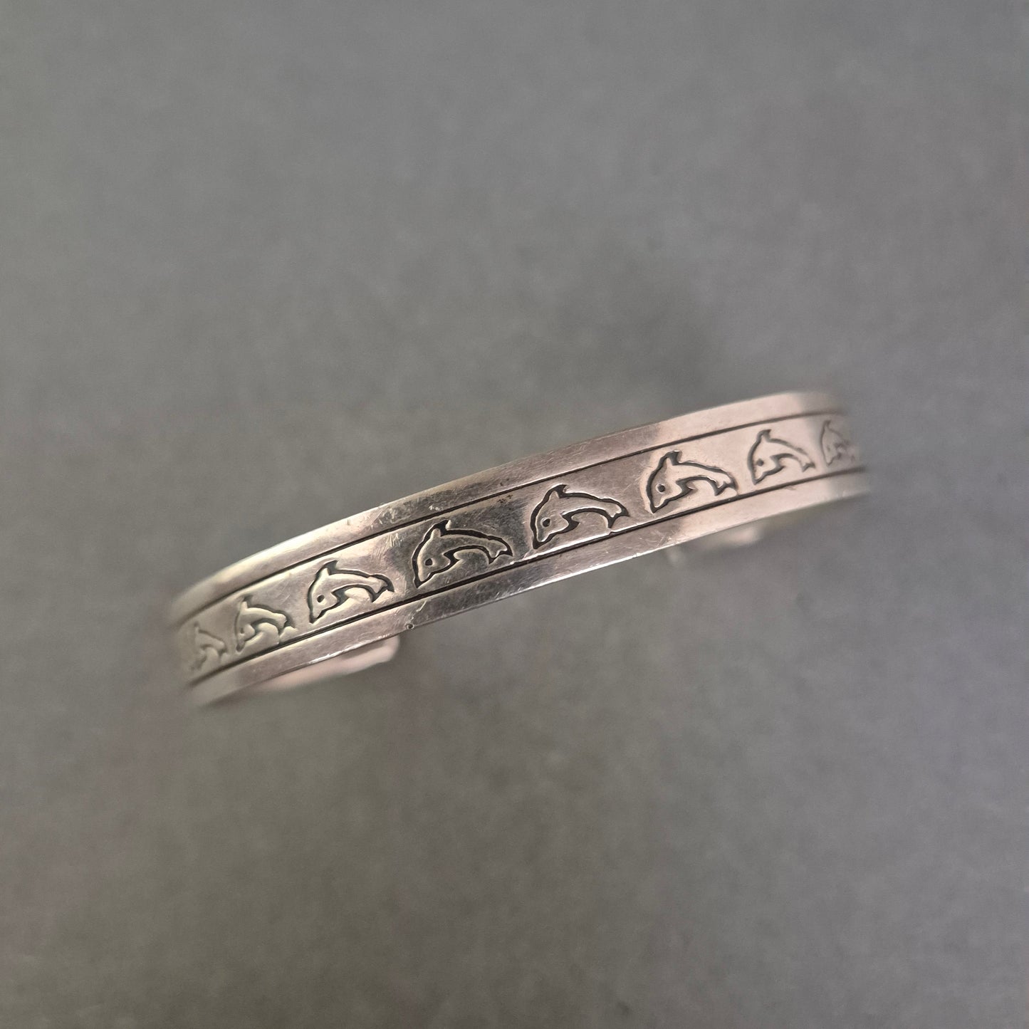 925er Silber Armreif mit Delphin-Motiv – Offenes Design, 30 g schwer