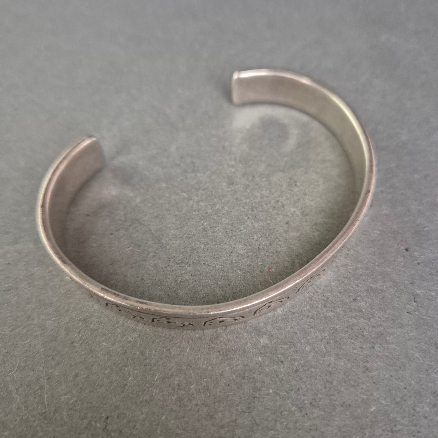 925er Silber Armreif mit Delphin-Motiv – Offenes Design, 30 g schwer