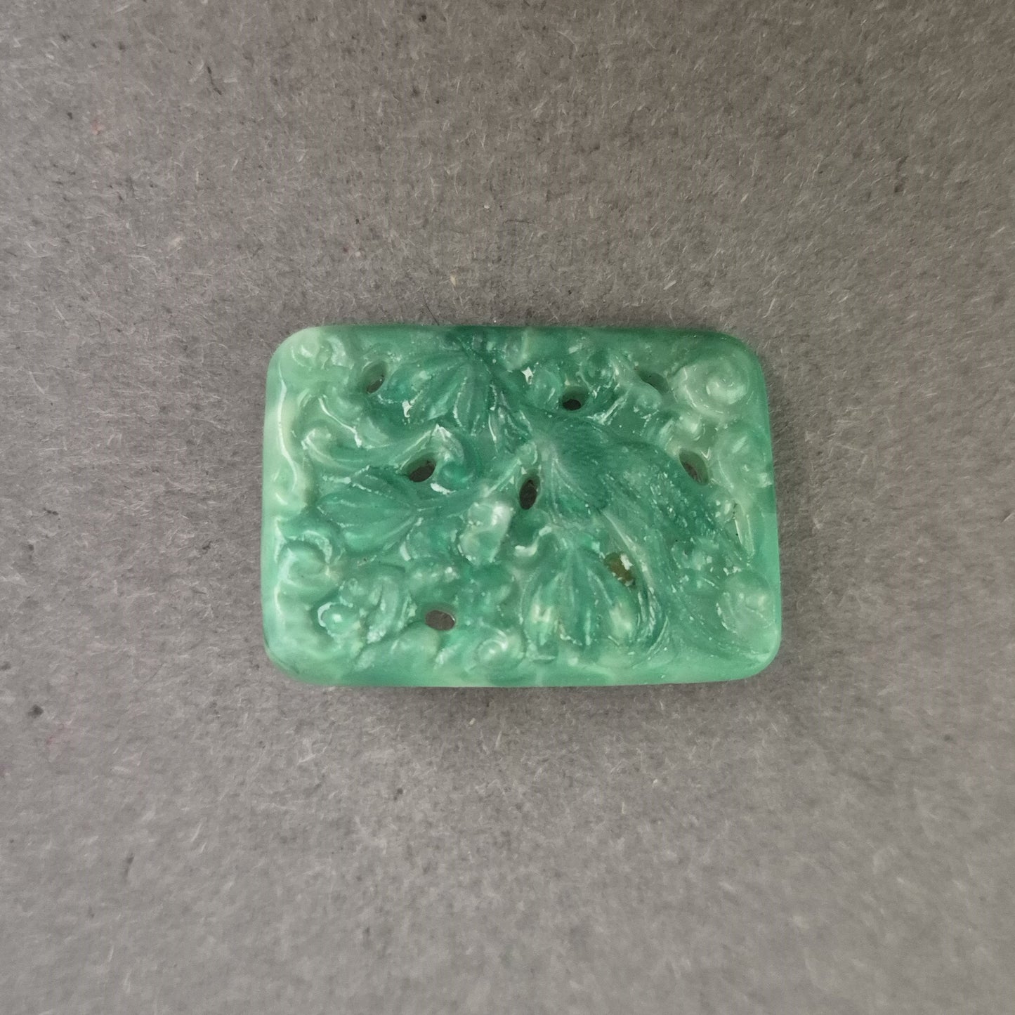 Asiatisch inspirierte Brosche mit floraler Reliefarbeit in Jade-Optik