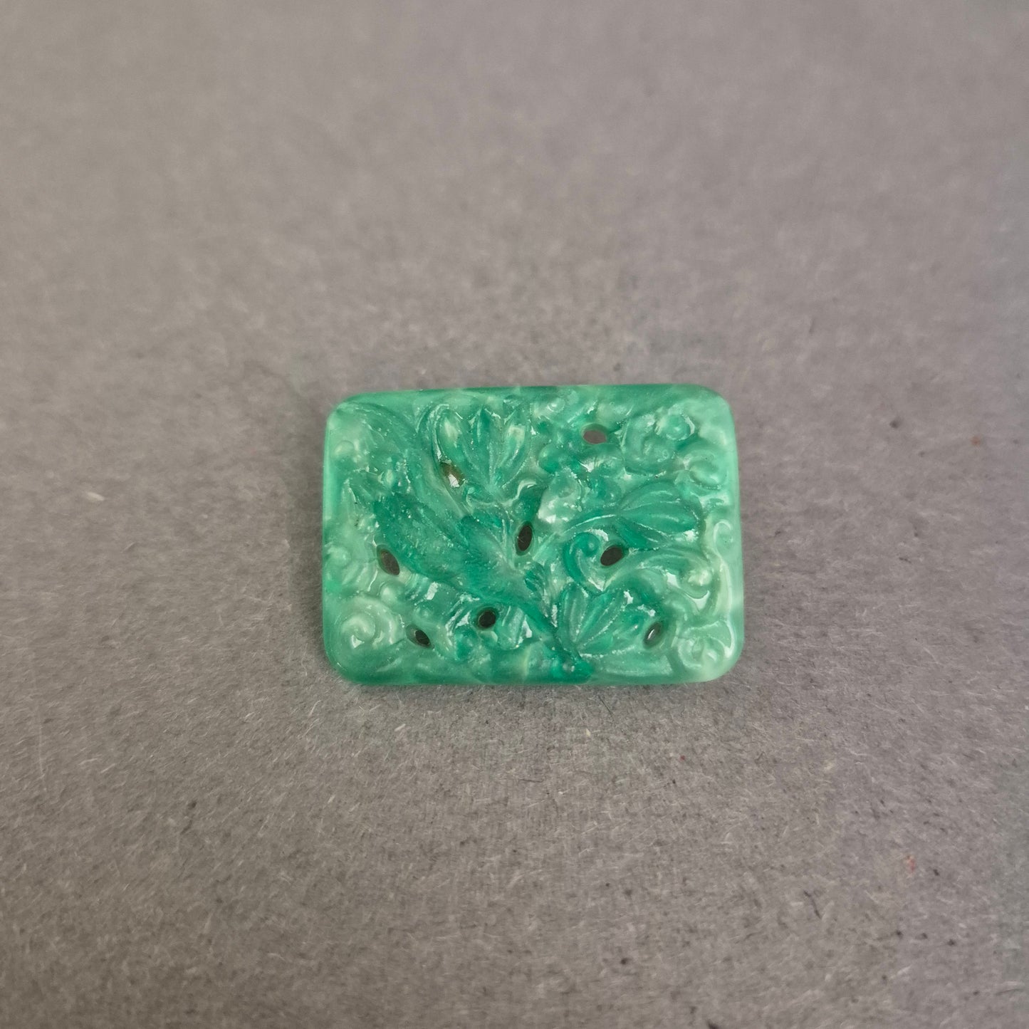 Asiatisch inspirierte Brosche mit floraler Reliefarbeit in Jade-Optik