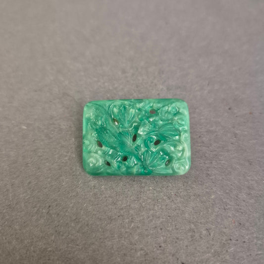 Asiatisch inspirierte Brosche mit floraler Reliefarbeit in Jade-Optik