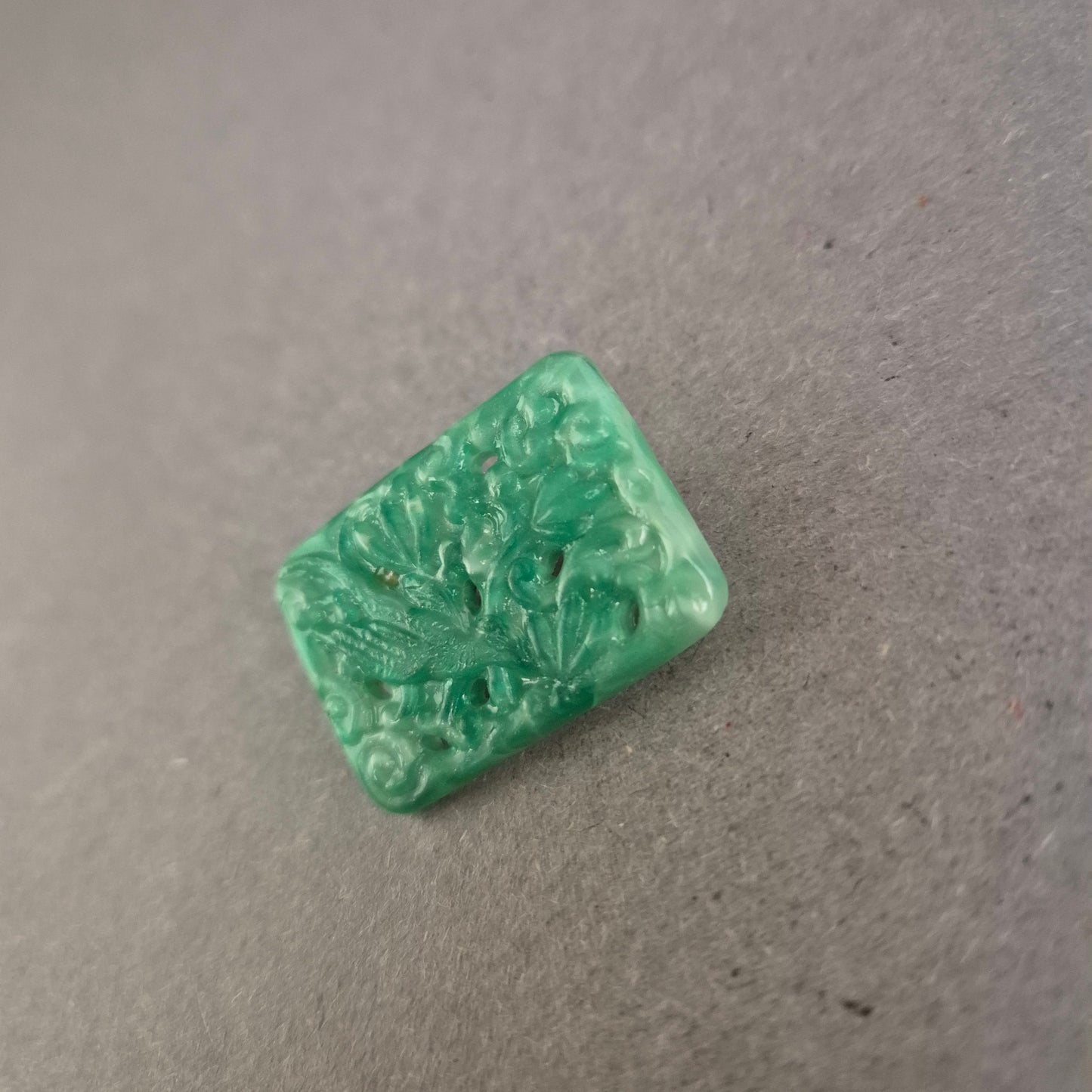 Asiatisch inspirierte Brosche mit floraler Reliefarbeit in Jade-Optik