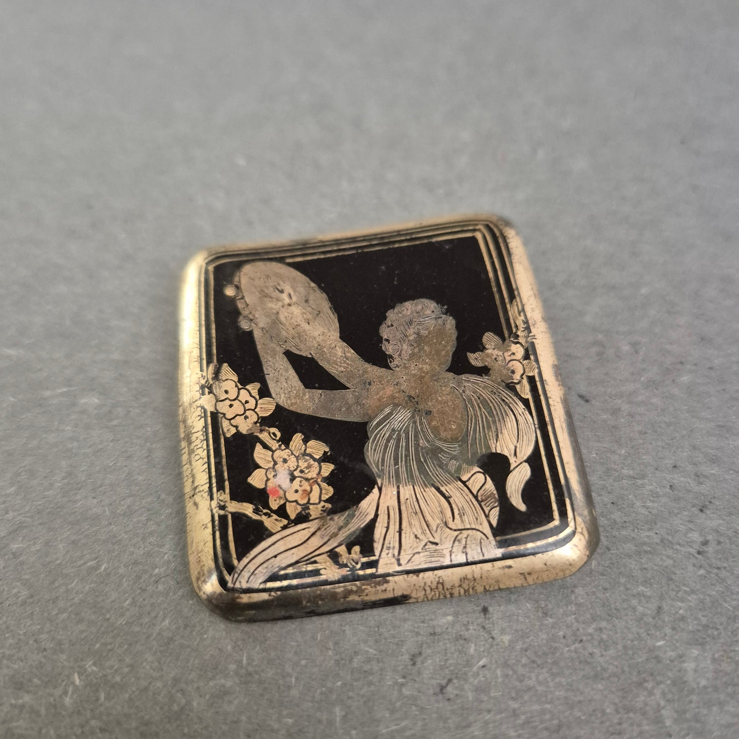 Art-Déco-Brosche mit antiker Tänzerin – Schwarzgoldenes Emaille-Design