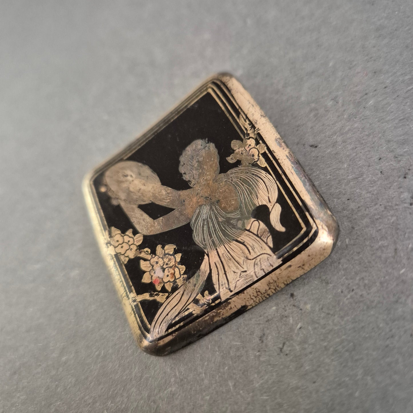 Art-Déco-Brosche mit antiker Tänzerin – Schwarzgoldenes Emaille-Design