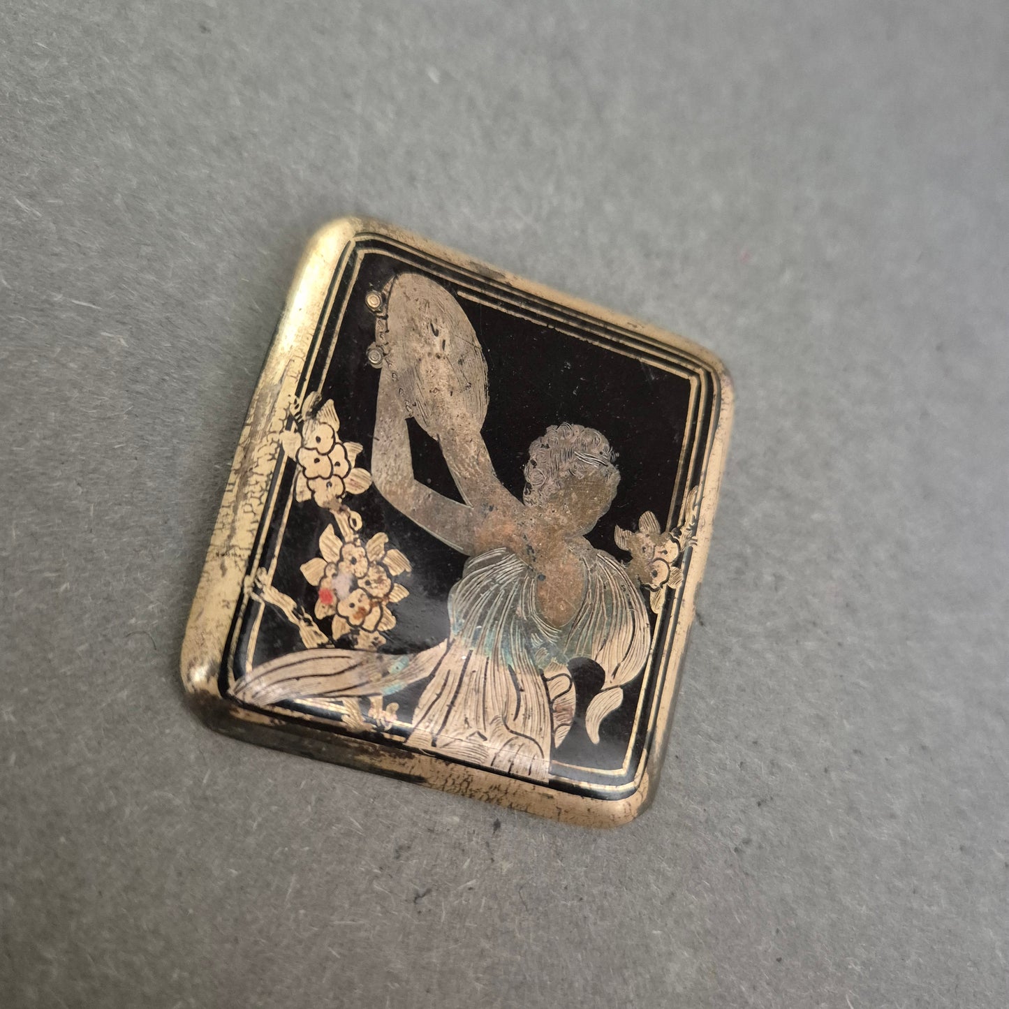 Art-Déco-Brosche mit antiker Tänzerin – Schwarzgoldenes Emaille-Design