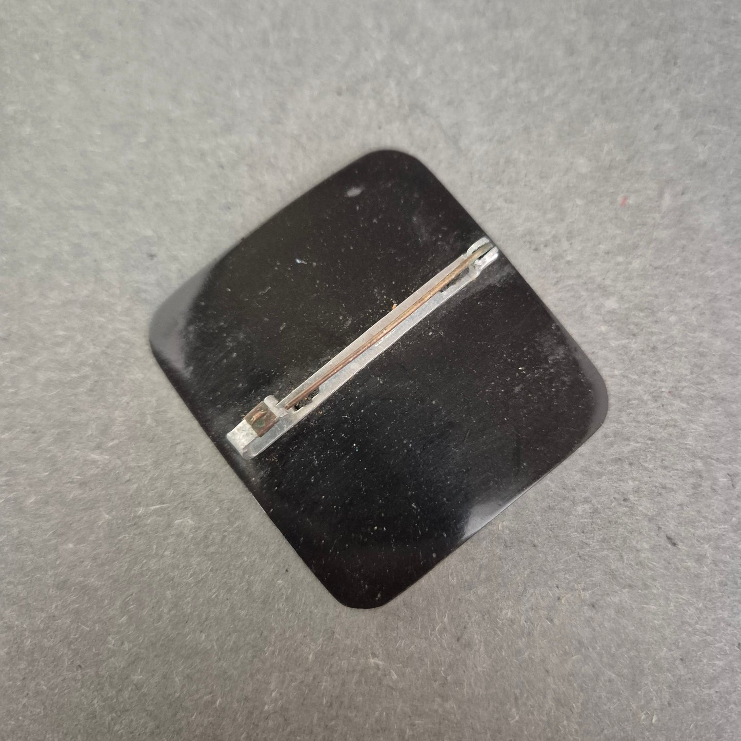 Art-Déco-Brosche mit antiker Tänzerin – Schwarzgoldenes Emaille-Design