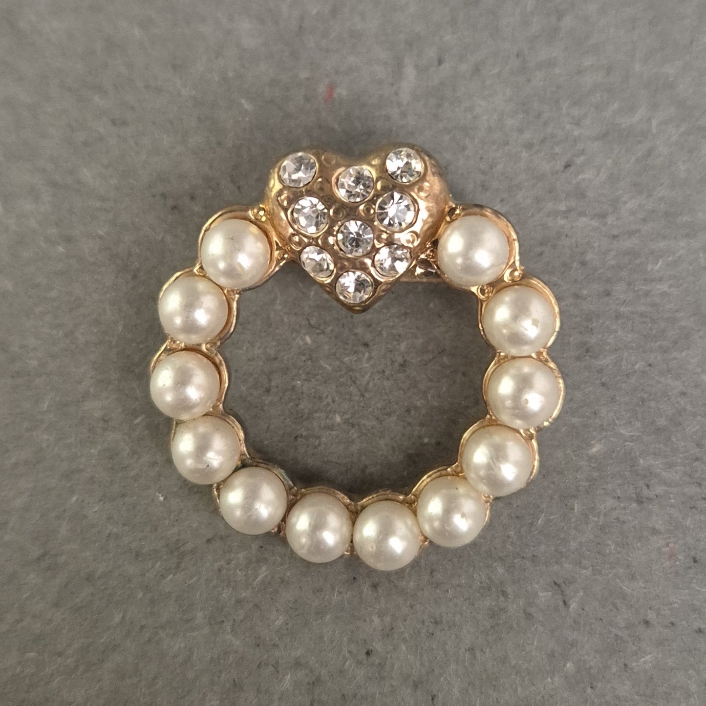 Herz-Brosche mit Perlen und Strass – Vergoldetes romantisches Design