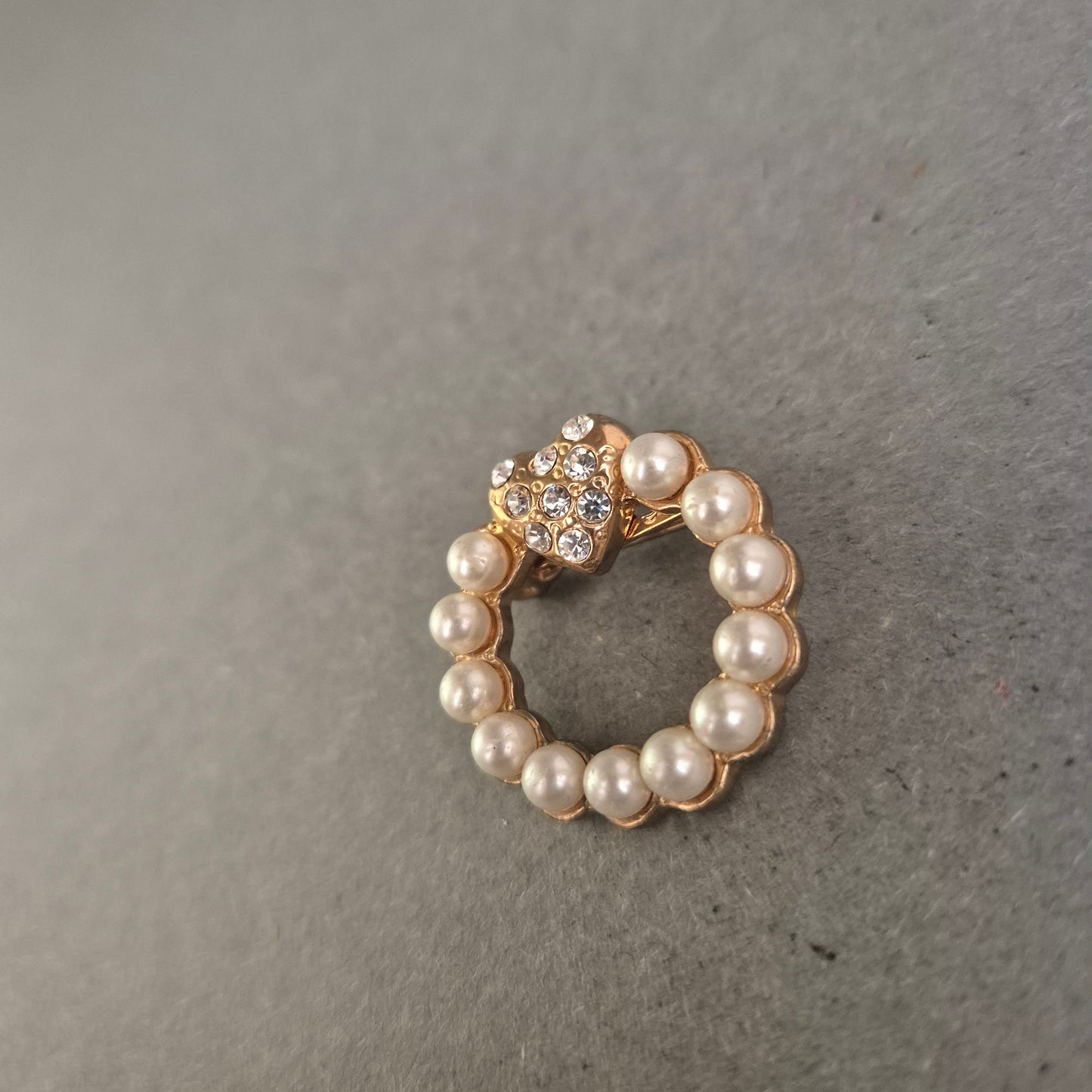 Herz-Brosche mit Perlen und Strass – Vergoldetes romantisches Design