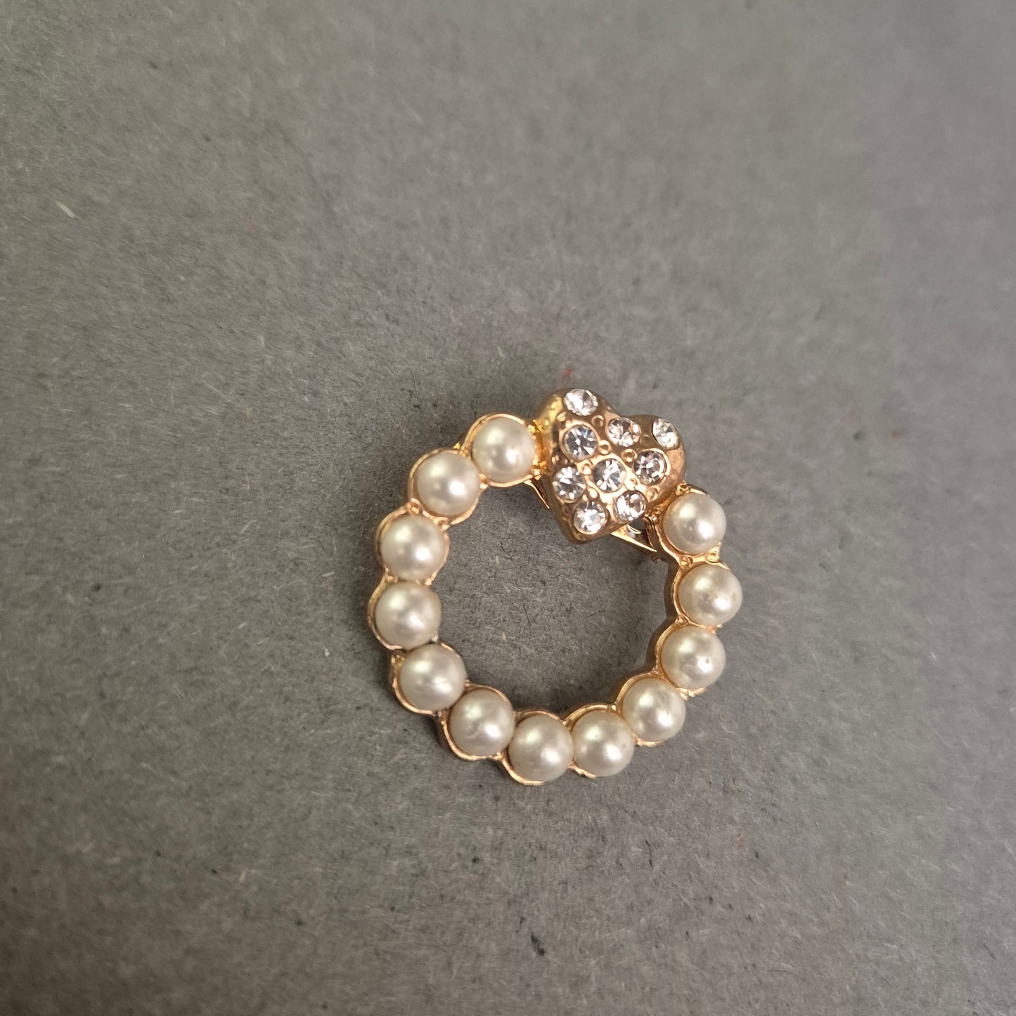 Herz-Brosche mit Perlen und Strass – Vergoldetes romantisches Design