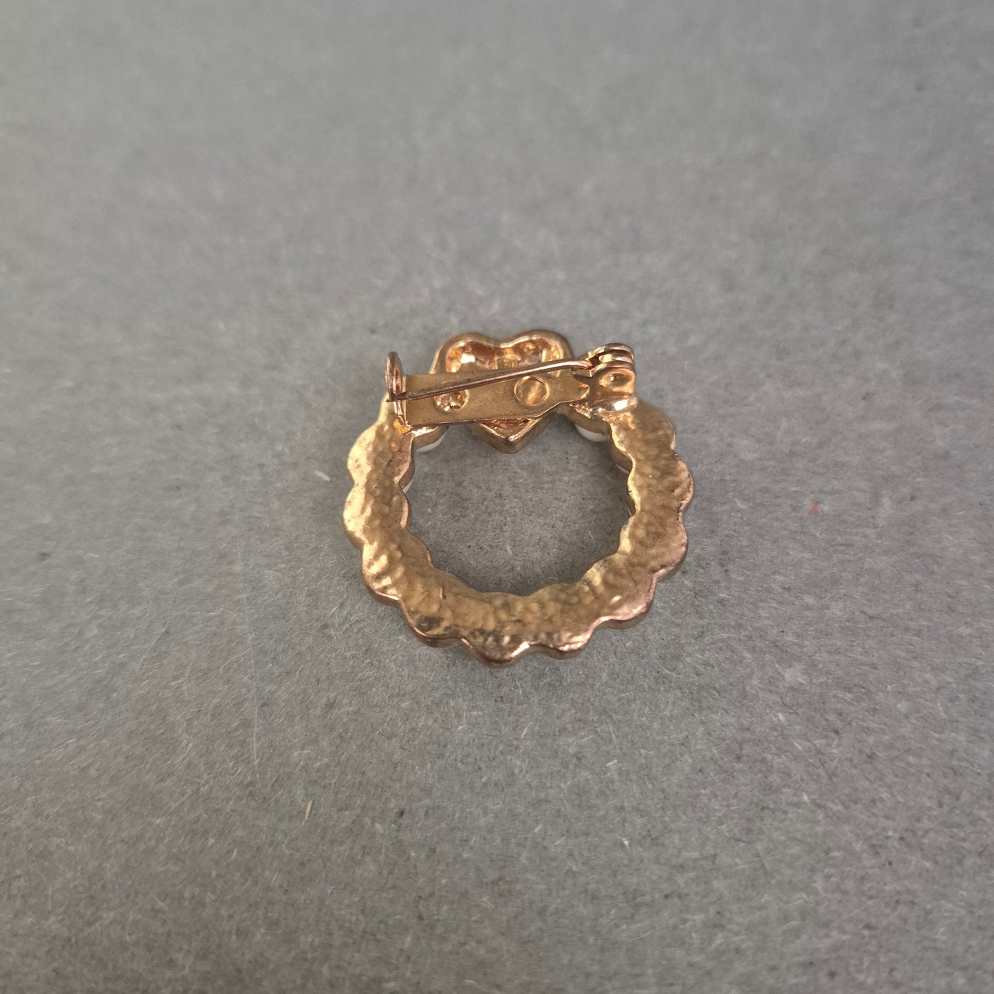 Herz-Brosche mit Perlen und Strass – Vergoldetes romantisches Design