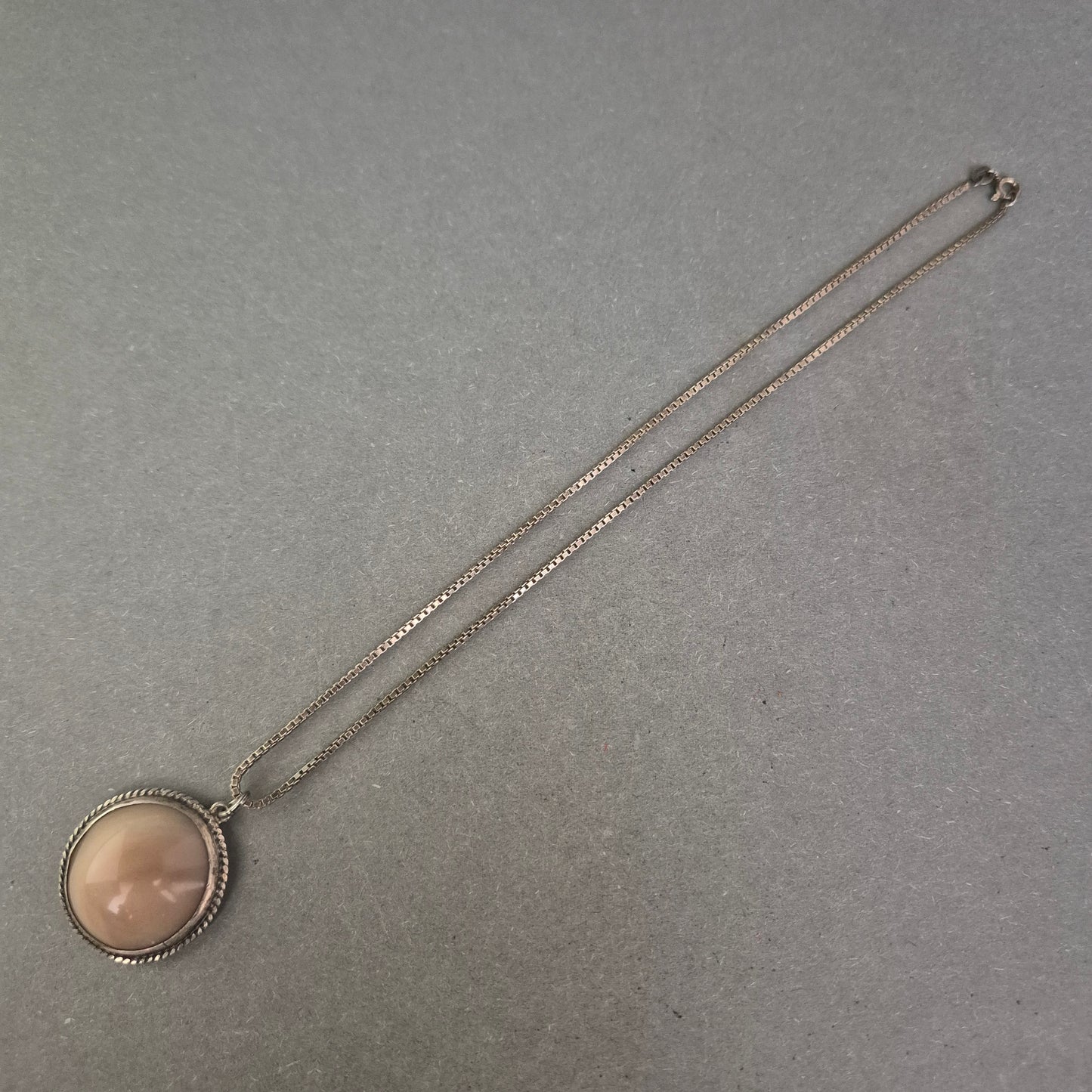 925er Silberkette mit großem runden Rosenquarz-Anhänger – Vintage Look