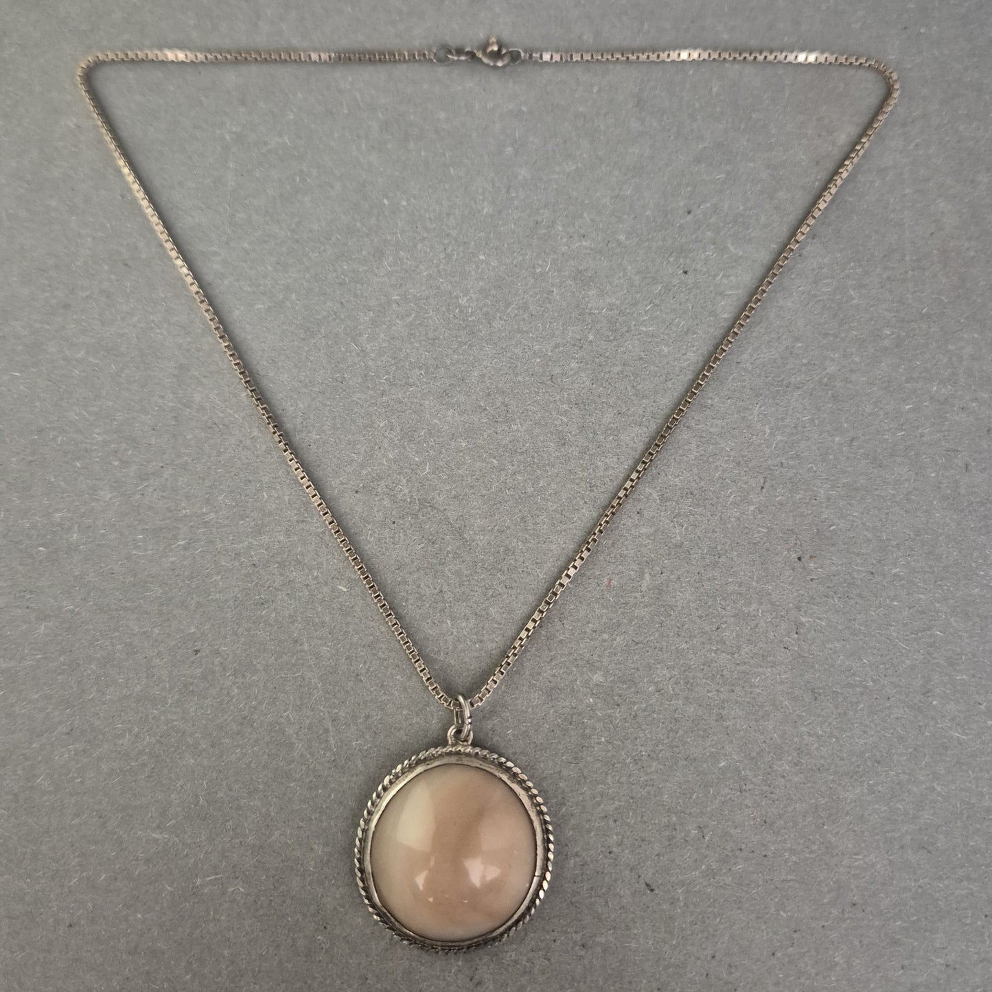 925er Silberkette mit großem runden Rosenquarz-Anhänger – Vintage Look