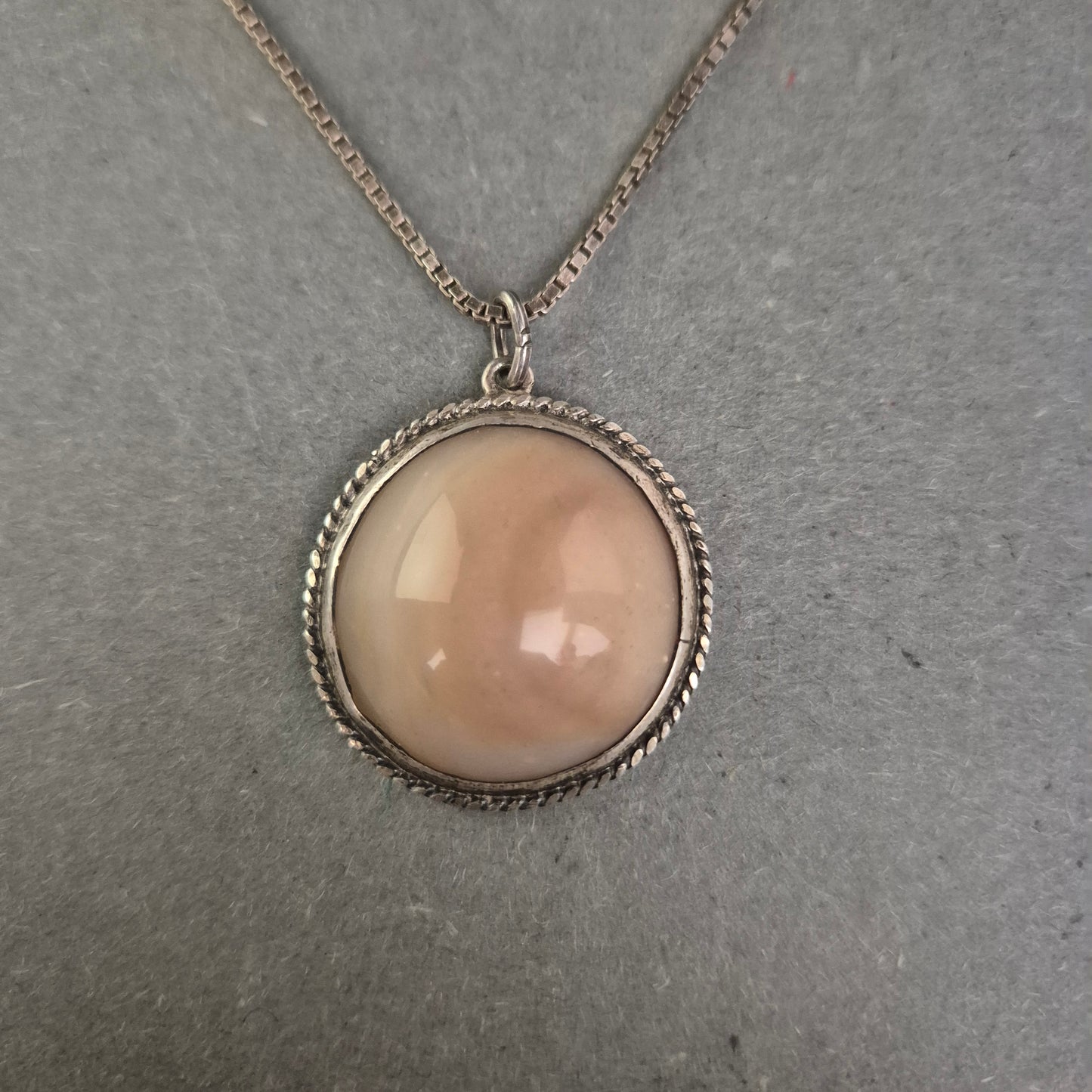 925er Silberkette mit großem runden Rosenquarz-Anhänger – Vintage Look