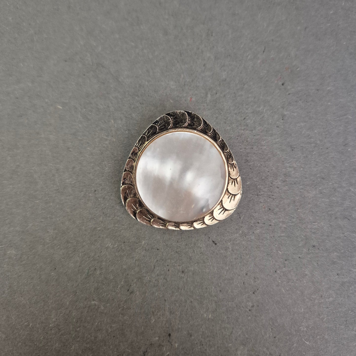 Vintage Brosche in Tropfenform mit Perlmutt-Intarsie