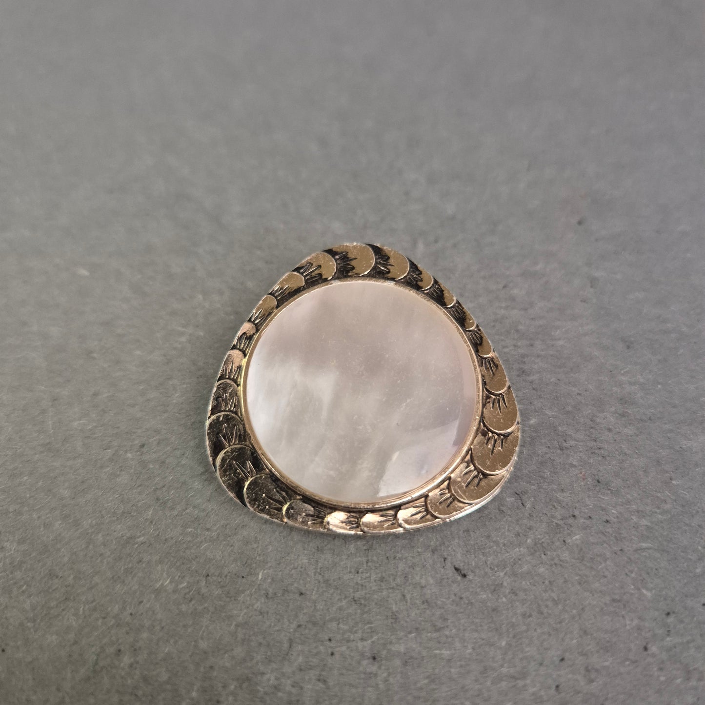 Vintage Brosche in Tropfenform mit Perlmutt-Intarsie