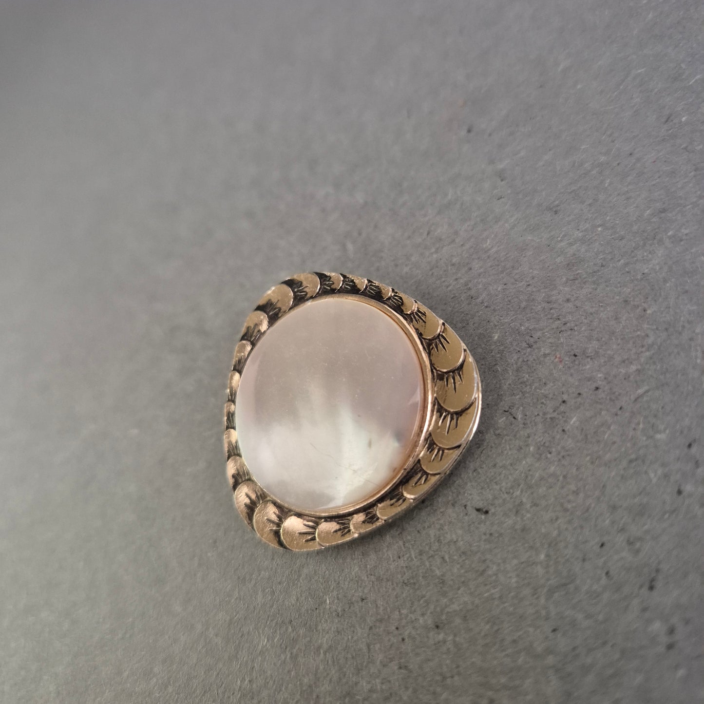 Vintage Brosche in Tropfenform mit Perlmutt-Intarsie