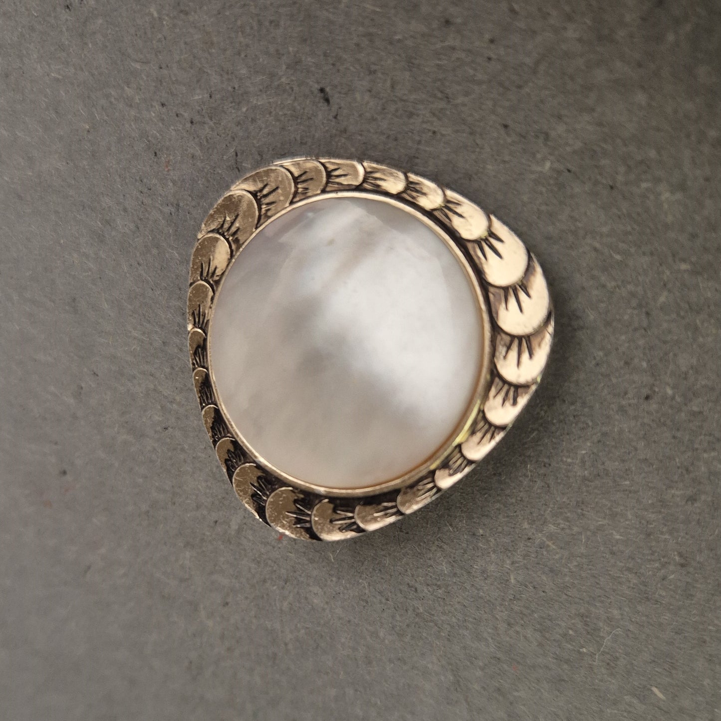 Vintage Brosche in Tropfenform mit Perlmutt-Intarsie