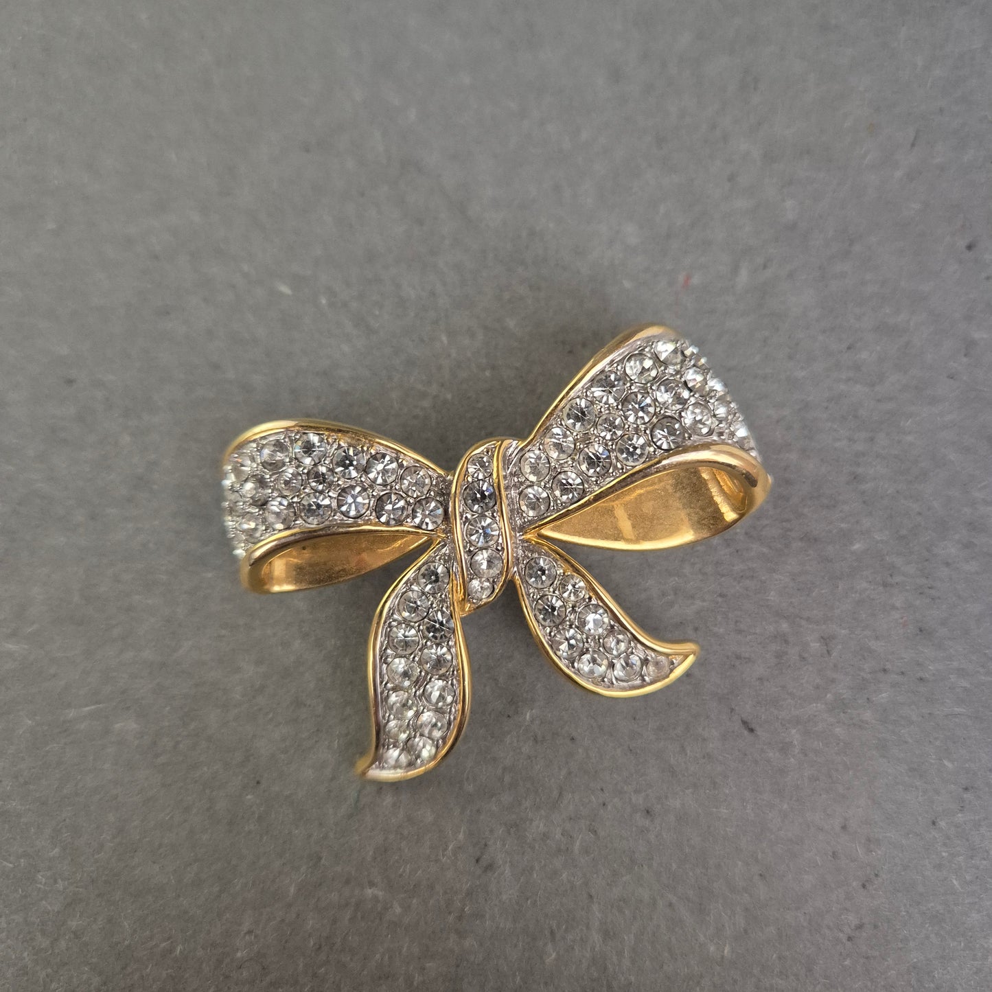 Elegante Schleifenbrosche – Strassbesetzt in Goldoptik