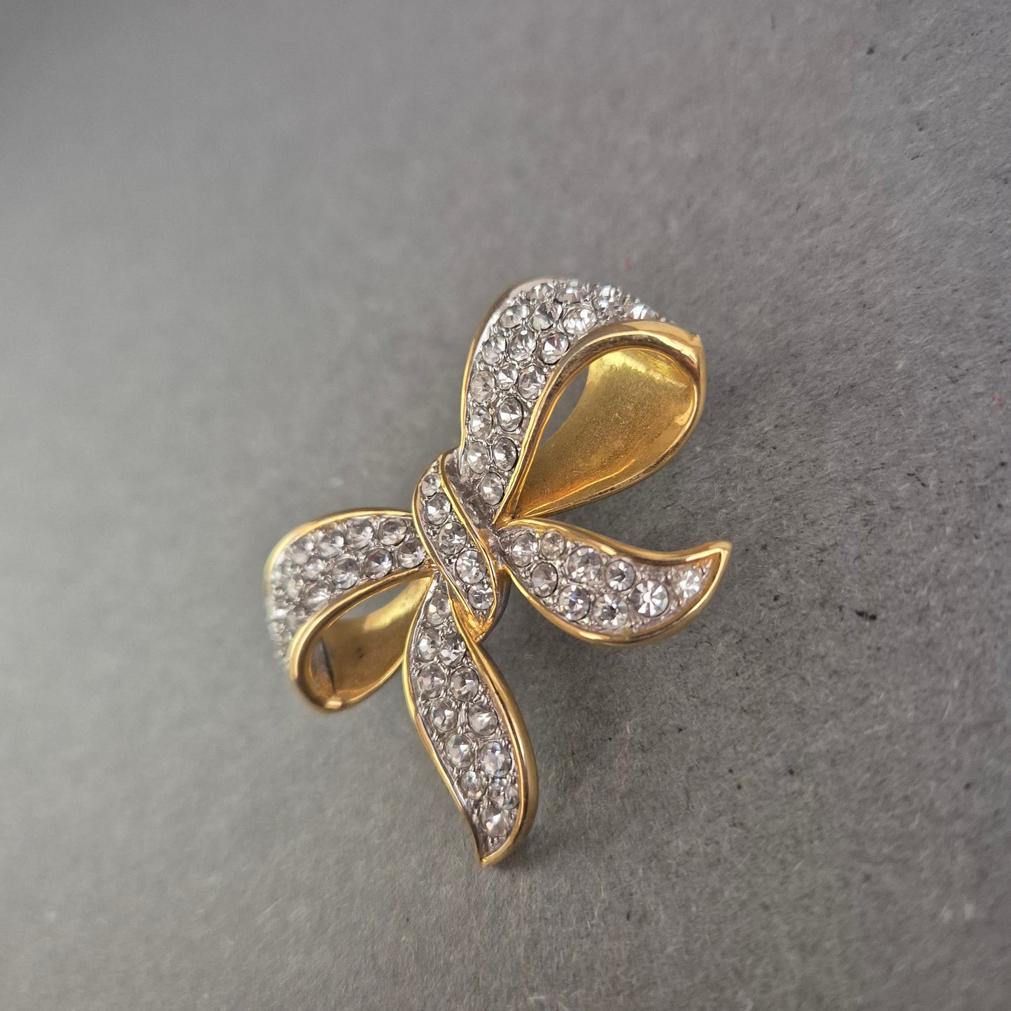 Elegante Schleifenbrosche – Strassbesetzt in Goldoptik