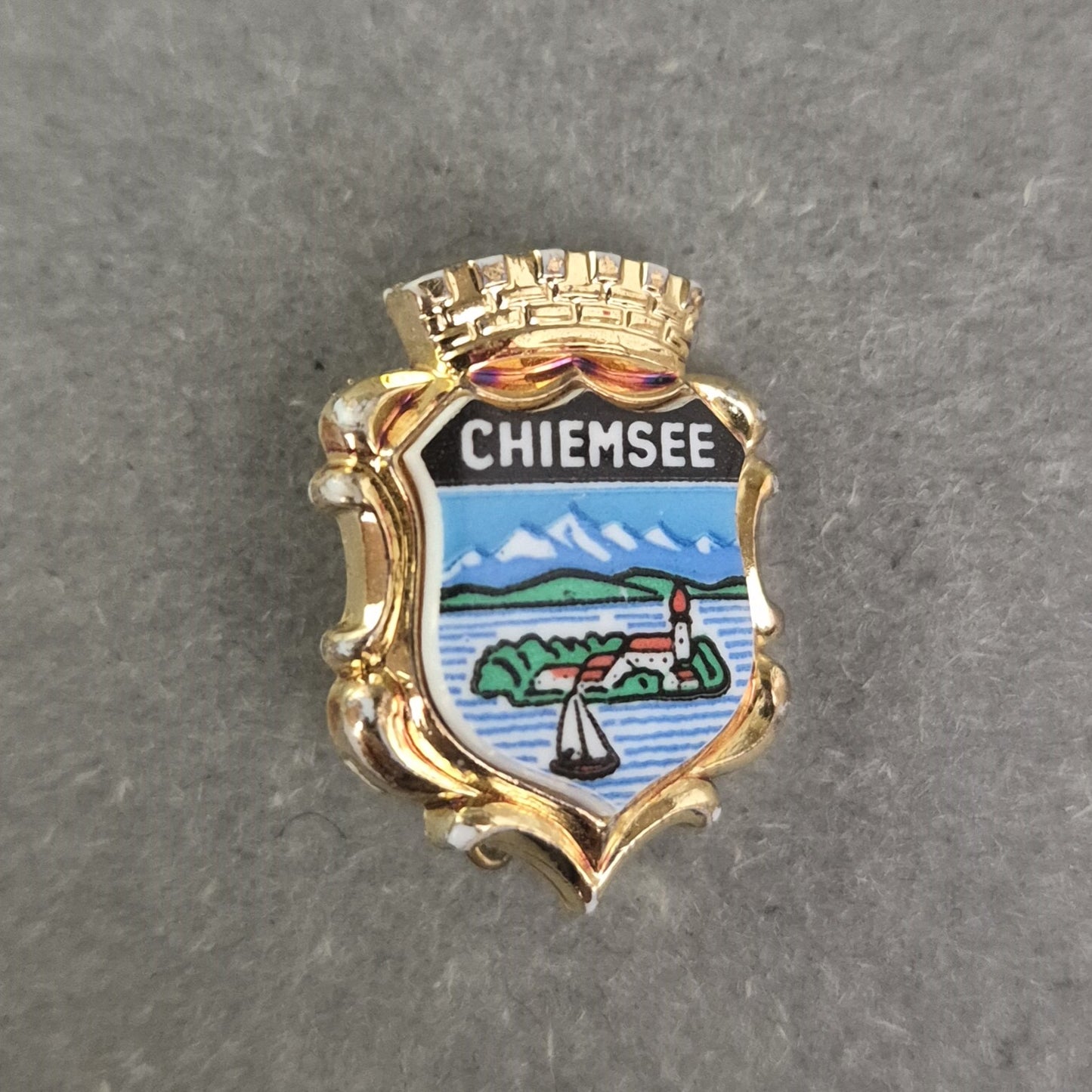 Chiemsee Anstecknadel – Farbenfrohes Wappenmotiv mit Goldrand