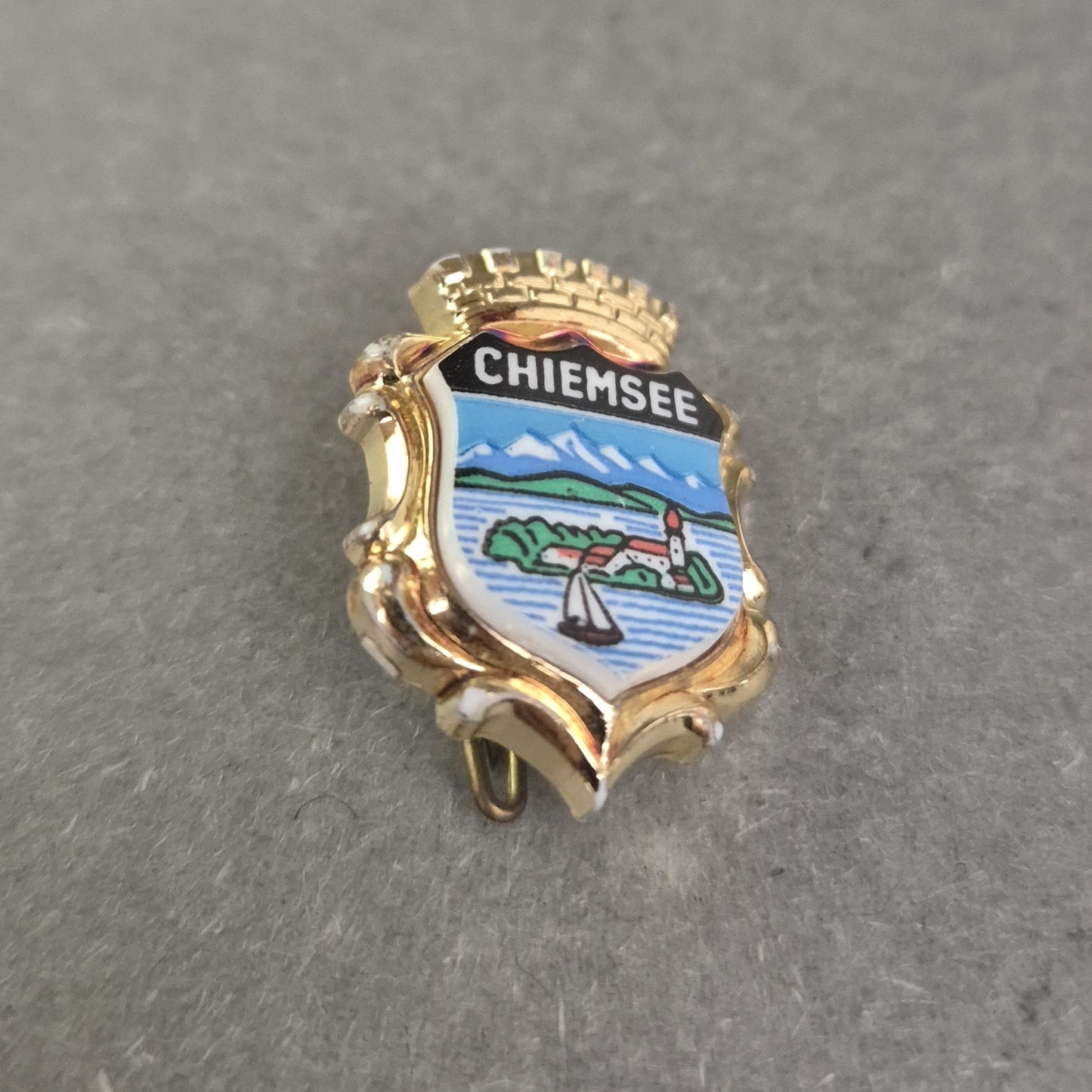 Chiemsee Anstecknadel – Farbenfrohes Wappenmotiv mit Goldrand