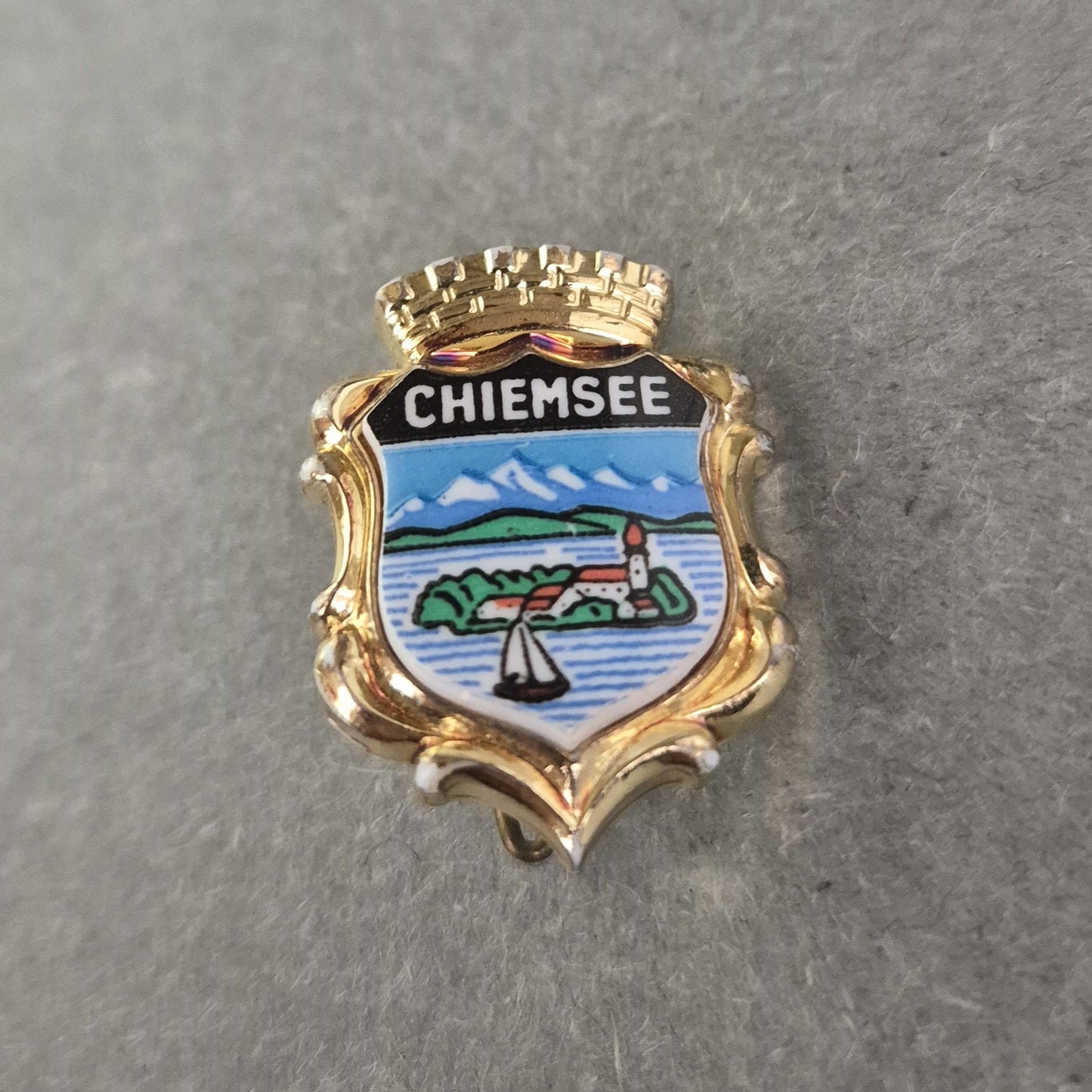Chiemsee Anstecknadel – Farbenfrohes Wappenmotiv mit Goldrand