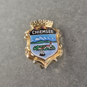 Chiemsee Anstecknadel – Farbenfrohes Wappenmotiv mit Goldrand