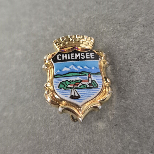 Chiemsee Anstecknadel – Farbenfrohes Wappenmotiv mit Goldrand