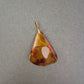 Bernsteinanhänger mit Blüten – Organische Eleganz in Tropfenform