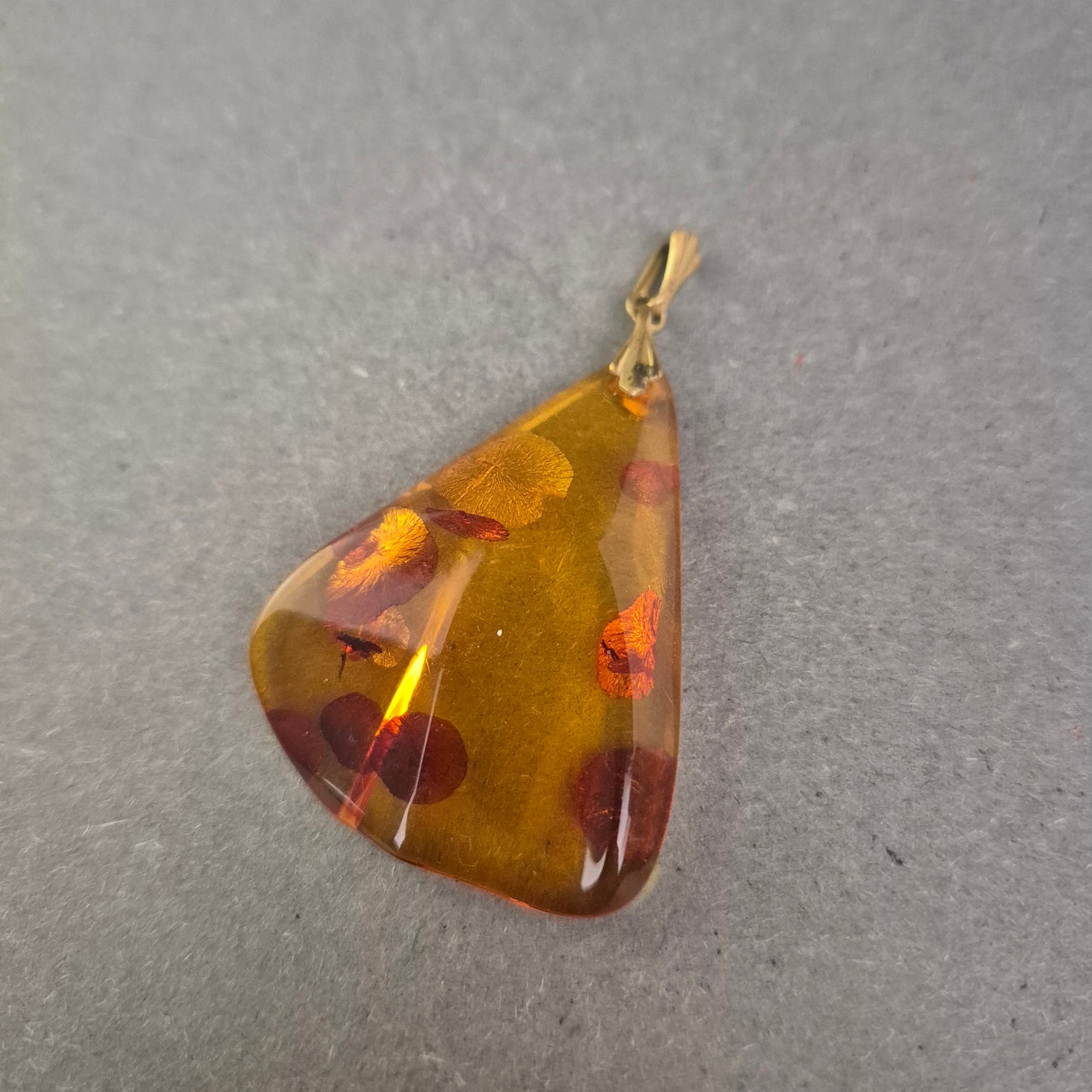 Bernsteinanhänger mit Blüten – Organische Eleganz in Tropfenform