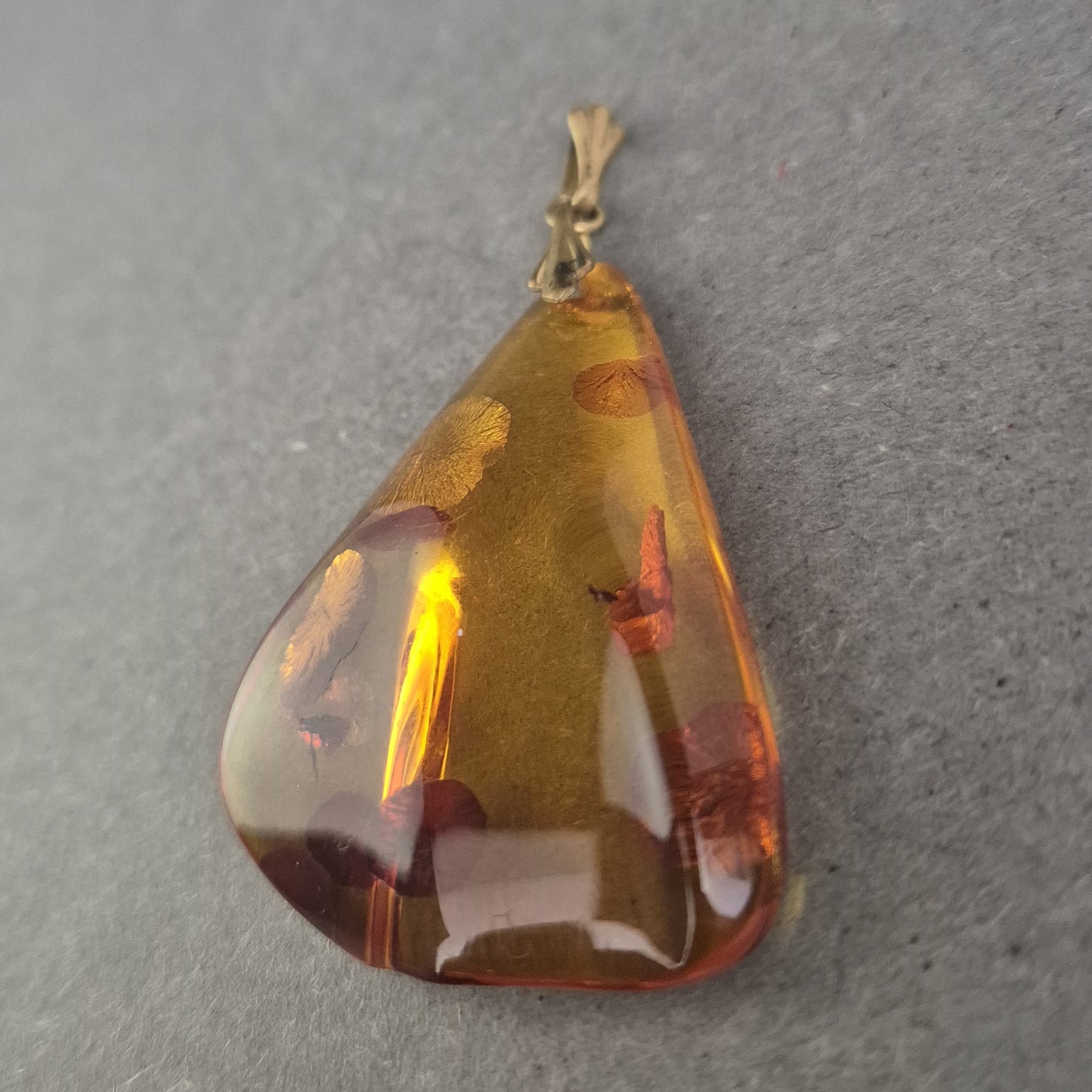 Bernsteinanhänger mit Blüten – Organische Eleganz in Tropfenform