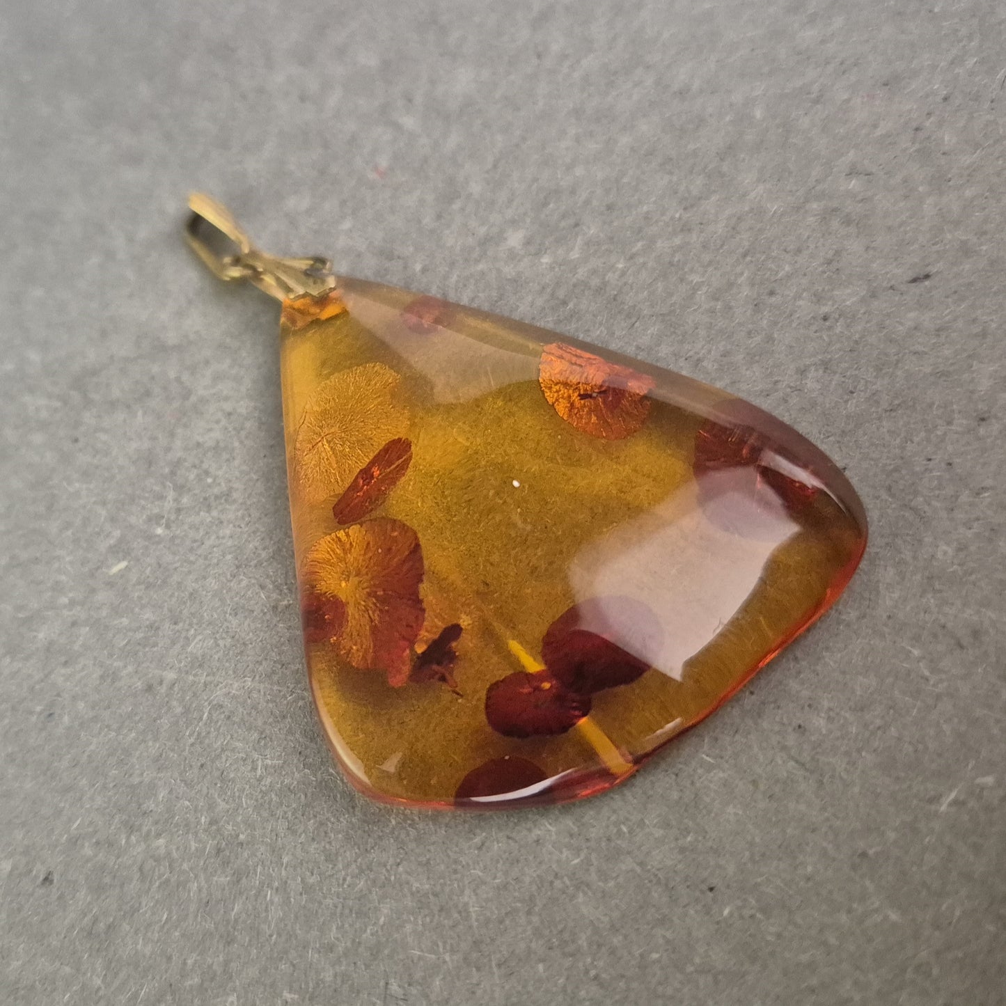 Bernsteinanhänger mit Blüten – Organische Eleganz in Tropfenform