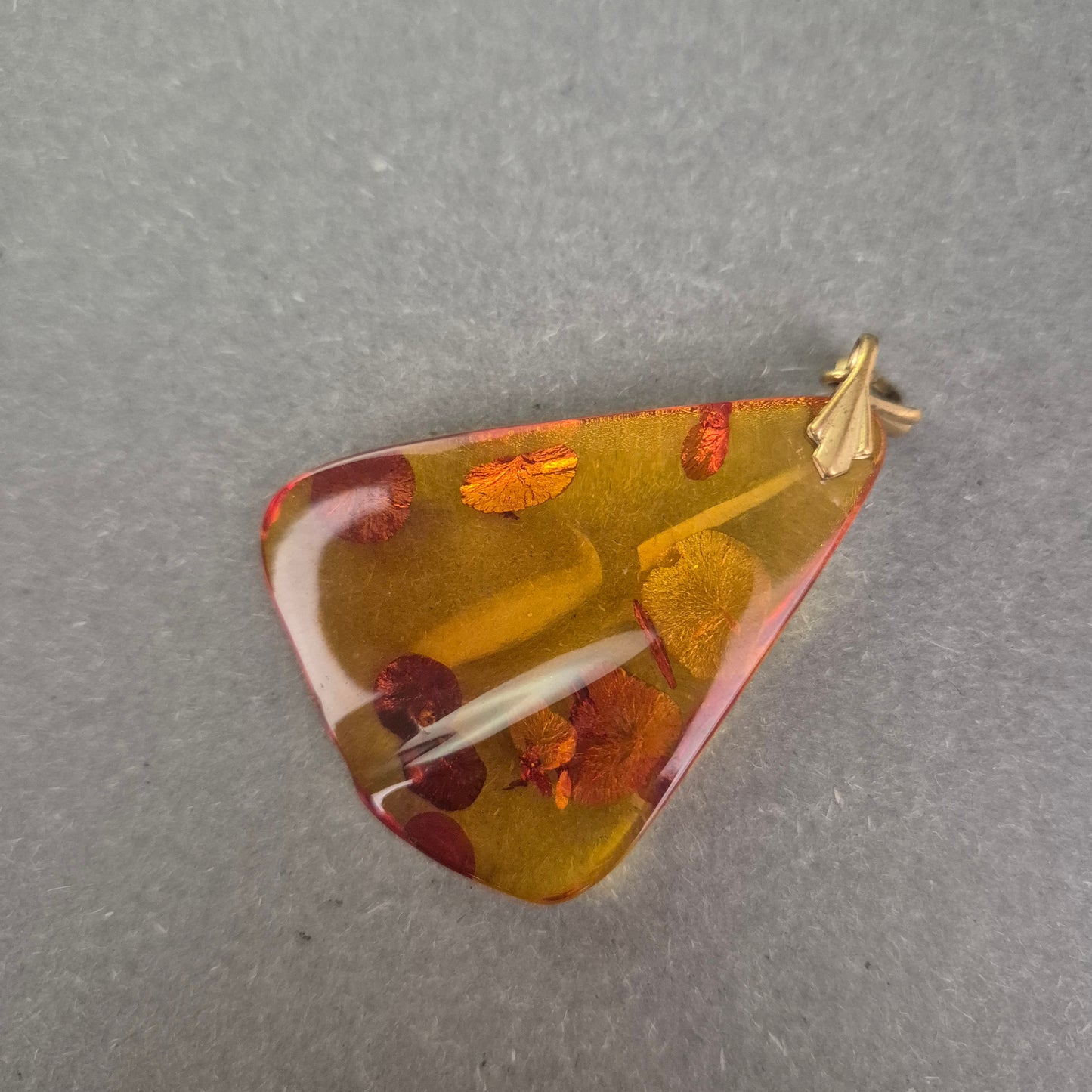 Bernsteinanhänger mit Blüten – Organische Eleganz in Tropfenform