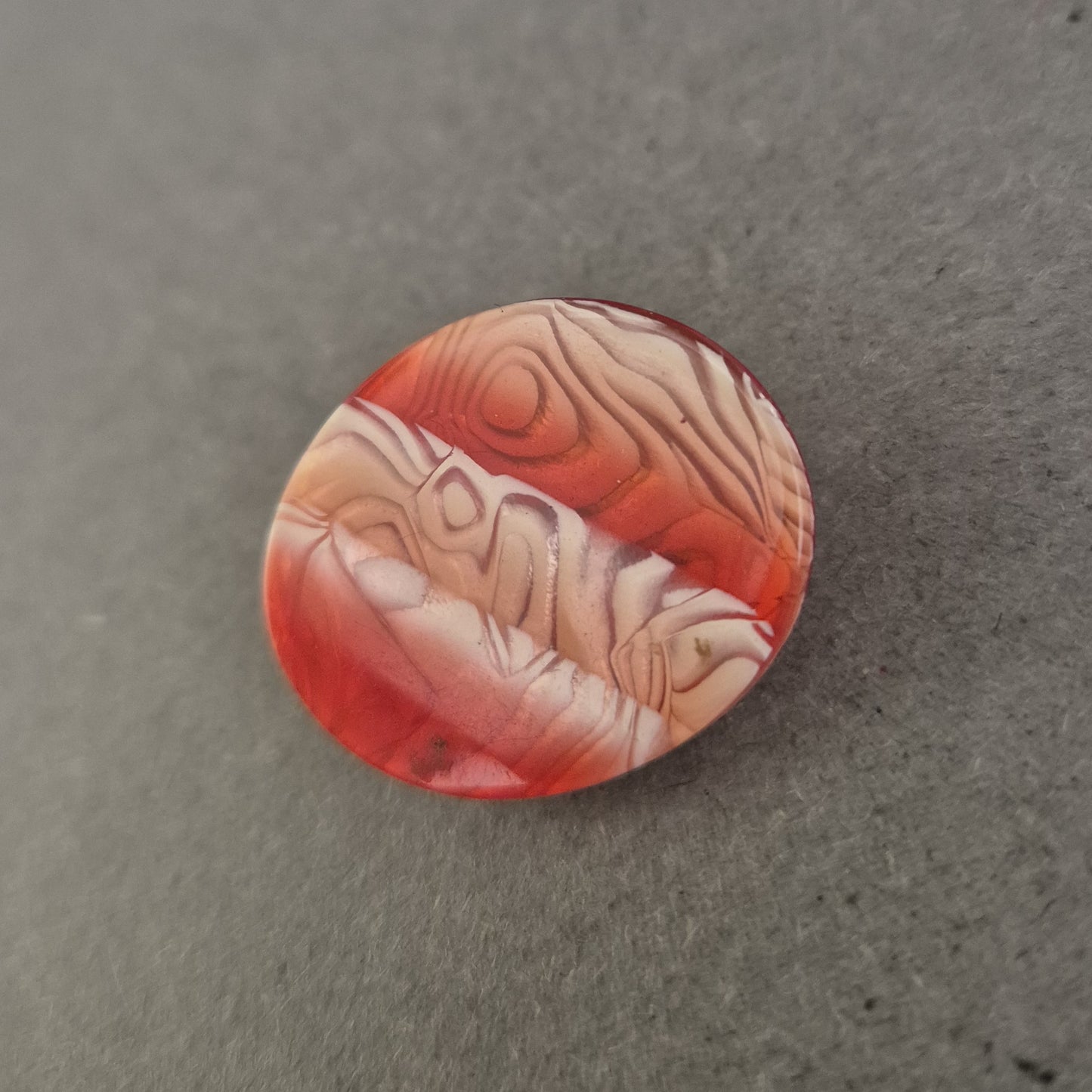 Vintage Anstecknadel Paris – Rotes Marmor-Design im Art-Déco-Stil