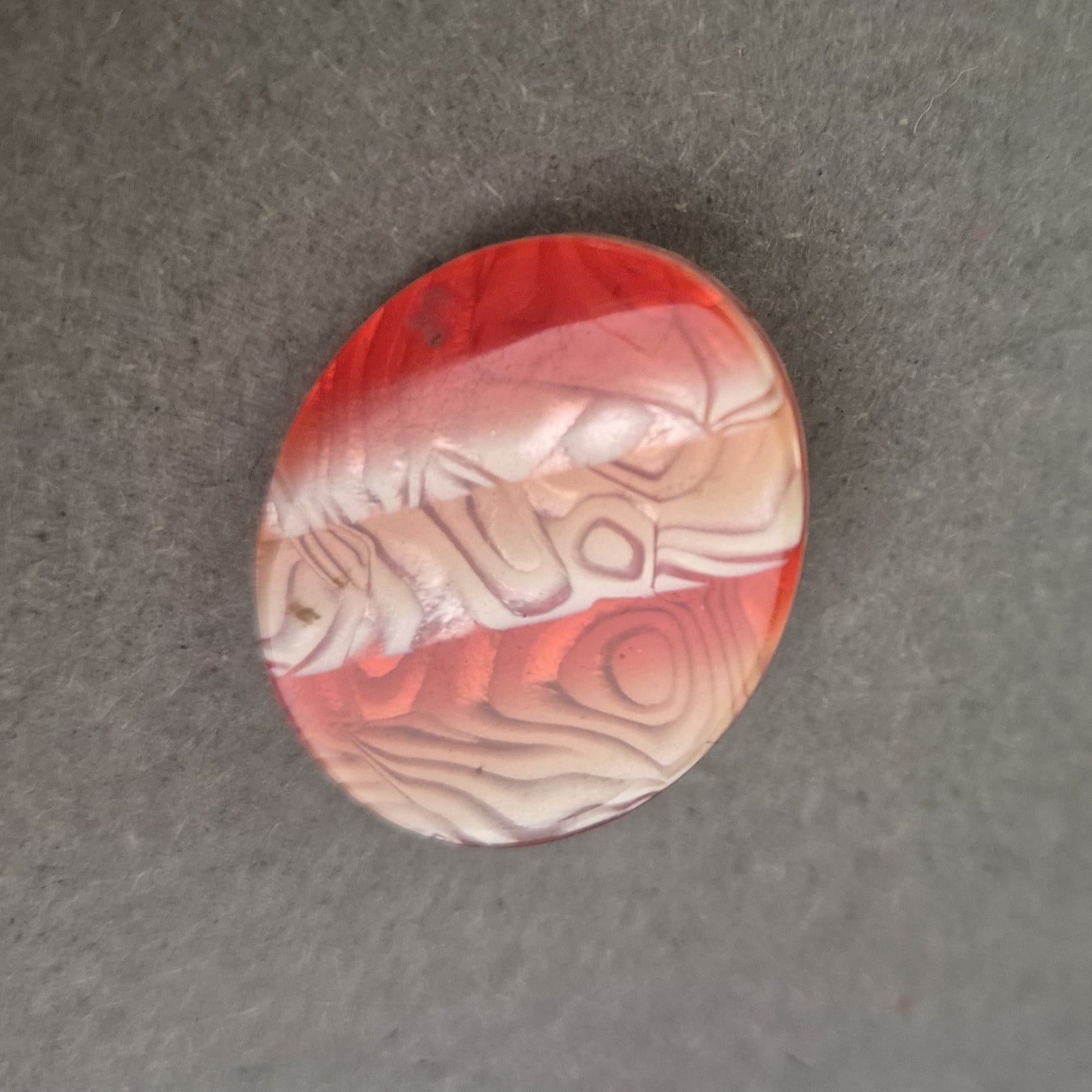 Vintage Anstecknadel Paris – Rotes Marmor-Design im Art-Déco-Stil