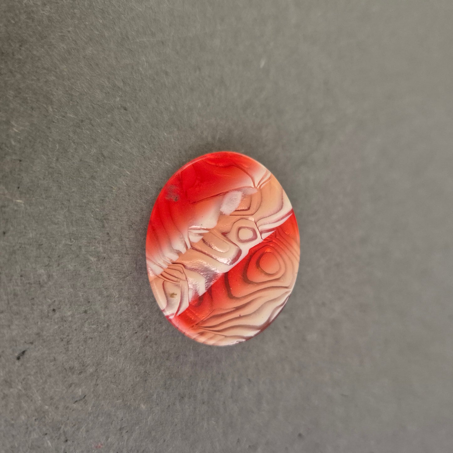 Vintage Anstecknadel Paris – Rotes Marmor-Design im Art-Déco-Stil