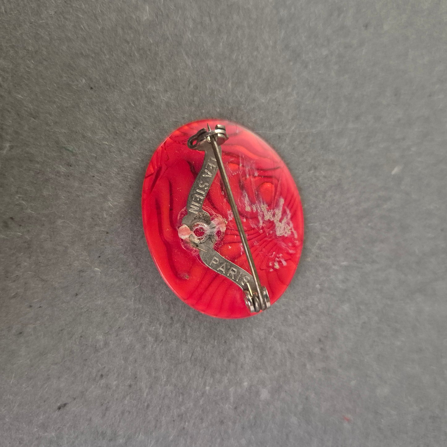 Vintage Anstecknadel Paris – Rotes Marmor-Design im Art-Déco-Stil