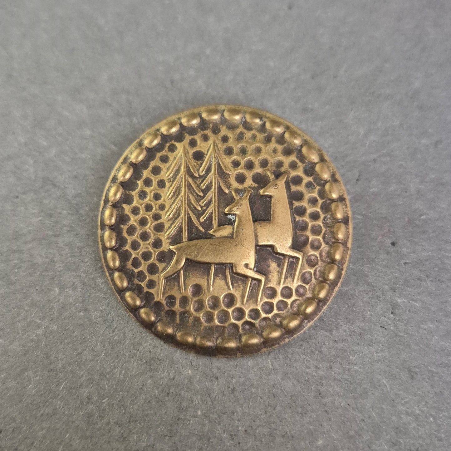 Alte Jagd-Anstecknadel – Rundes Motiv mit Hirschen & Bäumen