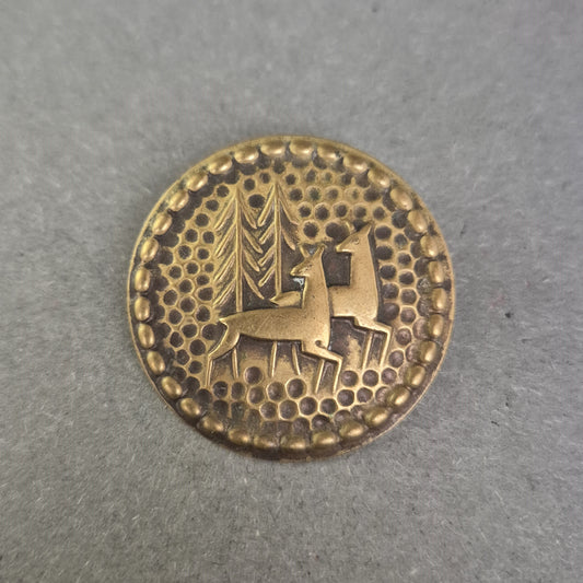 Alte Jagd-Anstecknadel – Rundes Motiv mit Hirschen & Bäumen