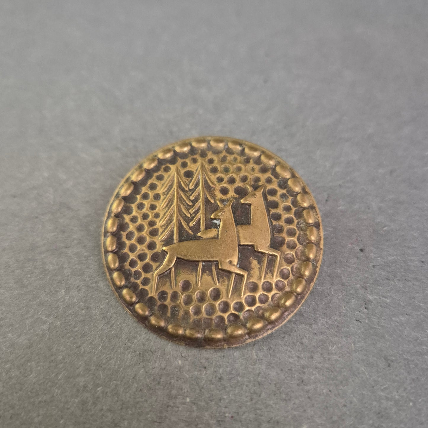 Alte Jagd-Anstecknadel – Rundes Motiv mit Hirschen & Bäumen