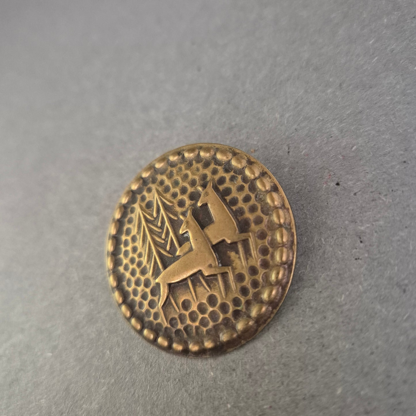 Alte Jagd-Anstecknadel – Rundes Motiv mit Hirschen & Bäumen