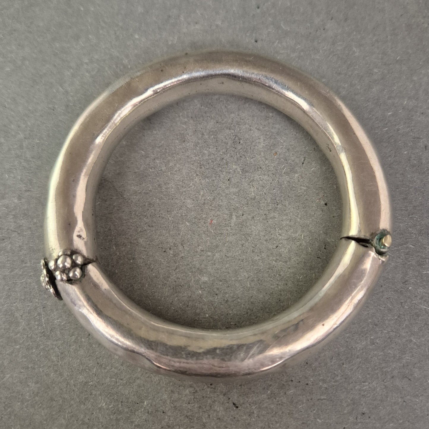 Schweres Vintage Armreif – Silberoptik mit floraler Verzierung