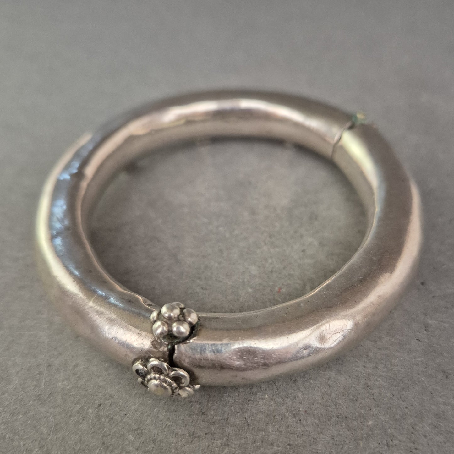 Schweres Vintage Armreif – Silberoptik mit floraler Verzierung