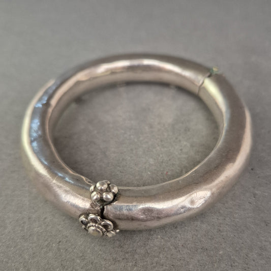 Schweres Vintage Armreif – Silberoptik mit floraler Verzierung