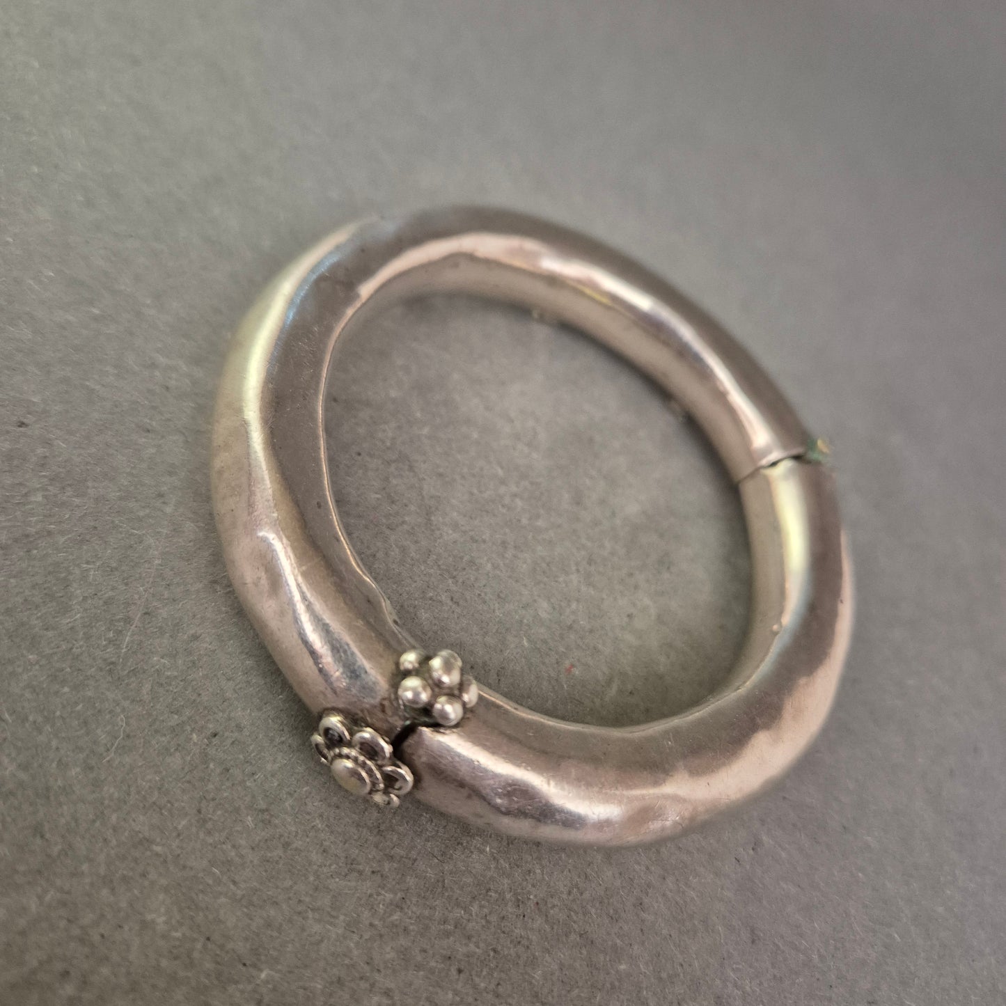 Schweres Vintage Armreif – Silberoptik mit floraler Verzierung